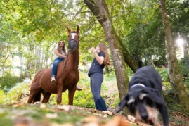 Préparation d'une séance photo complicité cheval